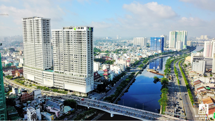 Dự án RiverGate (Bến Vân Đồn, Q.4) tọa lạc ngay mặt tiền Bến Văn Đồn, nằm trong quy hoạch khu trung tâm thành phố 930ha, kết nối giao thông và nhiều hệ thống dịch vụ tiện ích thuận lợi.