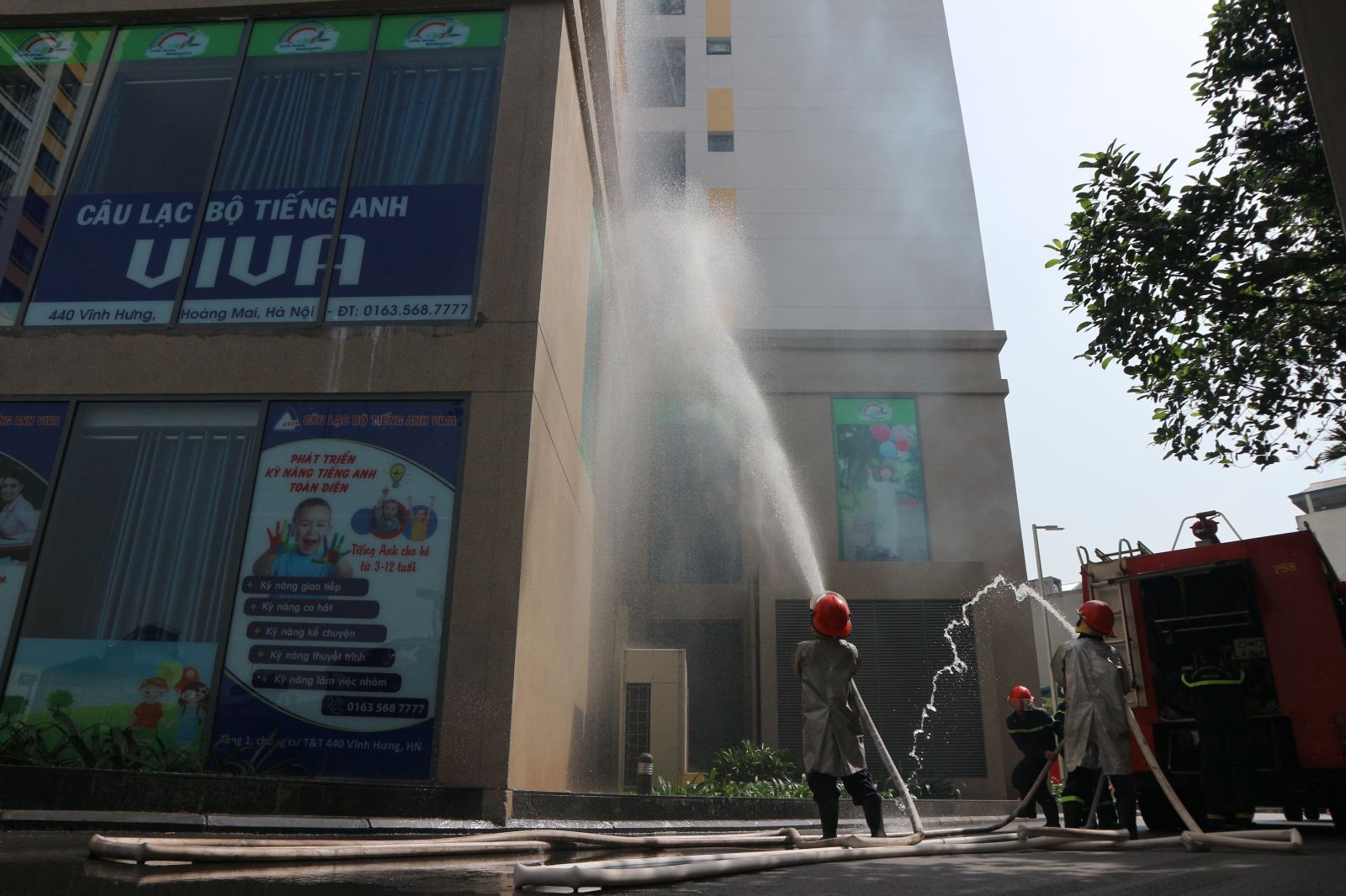 đội cảnh sát PCCC cũng tiến hành phun nước dập tắt đám cháy. 