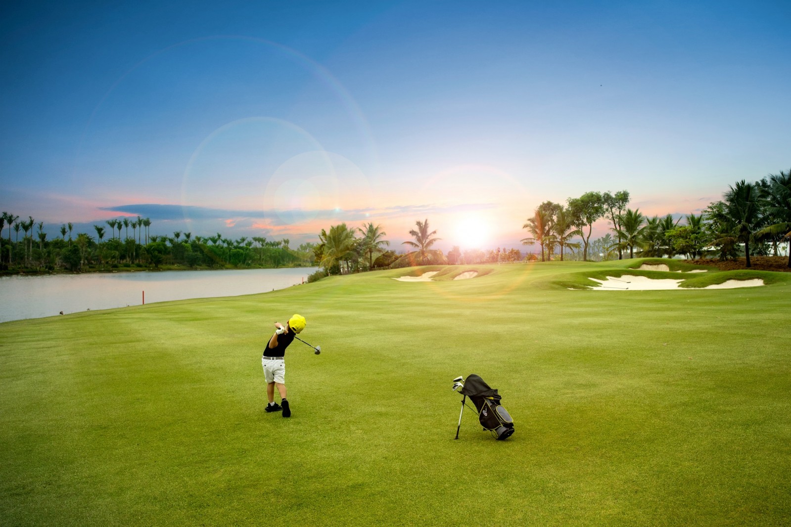 Học viện golf EPGA và sân golf 18 hố ngay trong lòng khu đô thị.