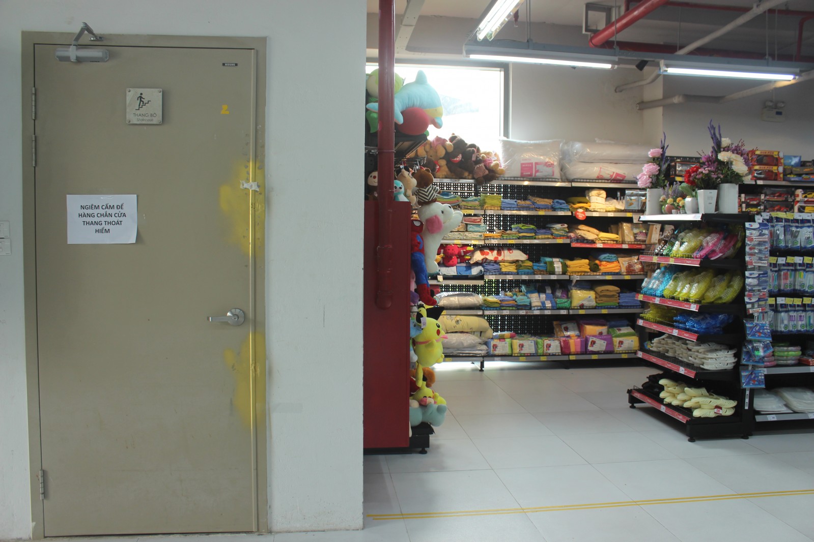tại vị trí cửa thoát hiểm nằm trong siêu thị tại tòa A của chung cư T&T Riverview, các tai khóa của cánh cửa thoát hiểm đã được cắt bỏ