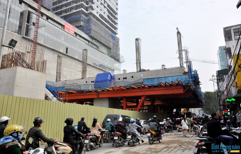 Hai bên đường Cầu Giấy tập trung nhiều cửa hàng thời trang, lòng đường lại bị thu hẹp để phục vụ cho việc thi công dự án Đường sắt đô thị Nhổn - ga Hà Nội càng khiến các phương tiện di chuyển khó khăn hơn.