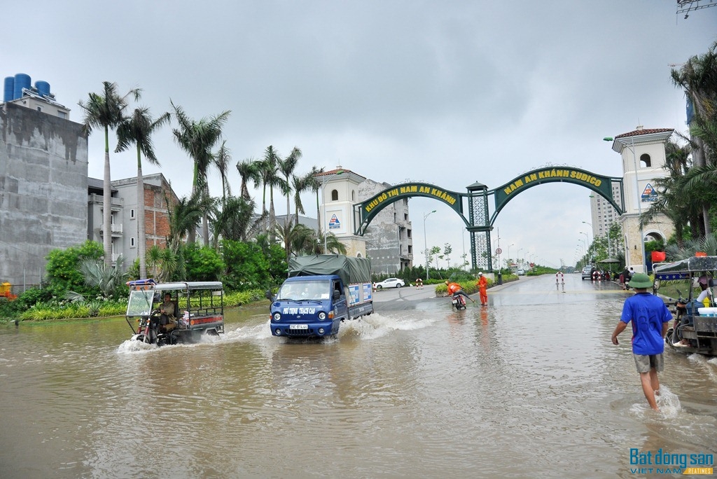 Cổng vào Khu đô thị Nam An Khánh cũng chìm trong biển nước