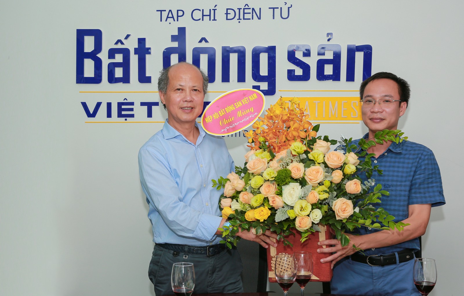 hủ tịch Hiệp hội BĐS Việt Nam chúc mừng và tặng hoa lãnh đạo Tạp chí nhân Ngày Báo chí cách mạng Việt Nam.