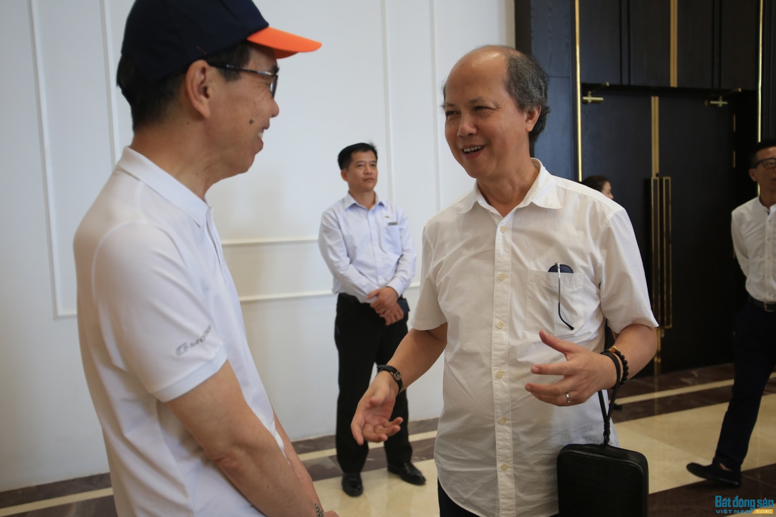 Chủ tịch VNREA Nguyễn Trần Nam vui vẻ trò chuyện cùng vị khách trong đoàn quốc tế