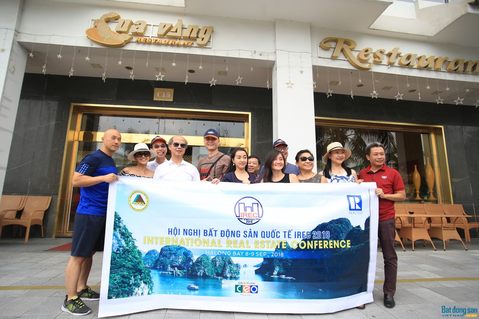 Chủ tịch Nguyễn Trần Nam vui vẻ cùng đoàn khách quốc tế chụp ảnh lưu niệm