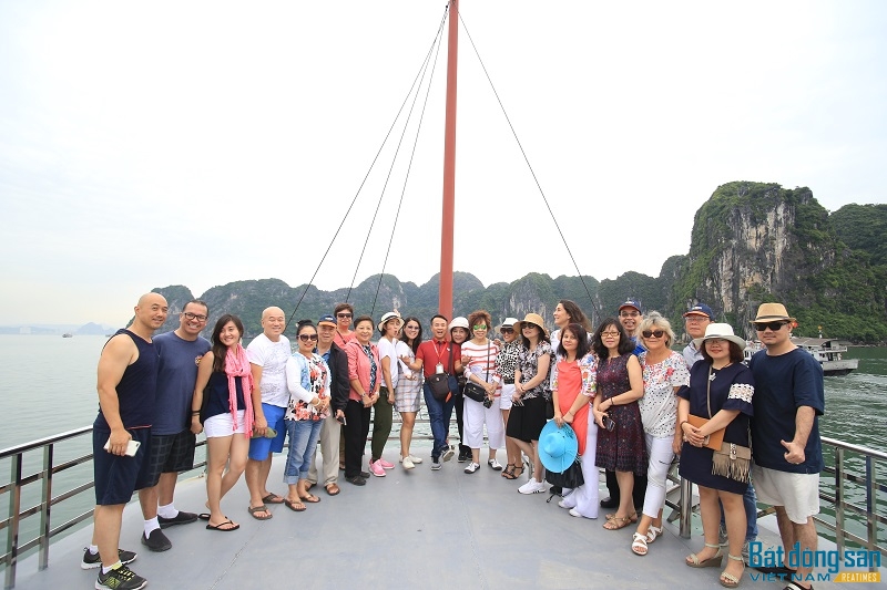 Đoàn khách quốc tế IREC 2018 tham quan vịnh Hạ Long