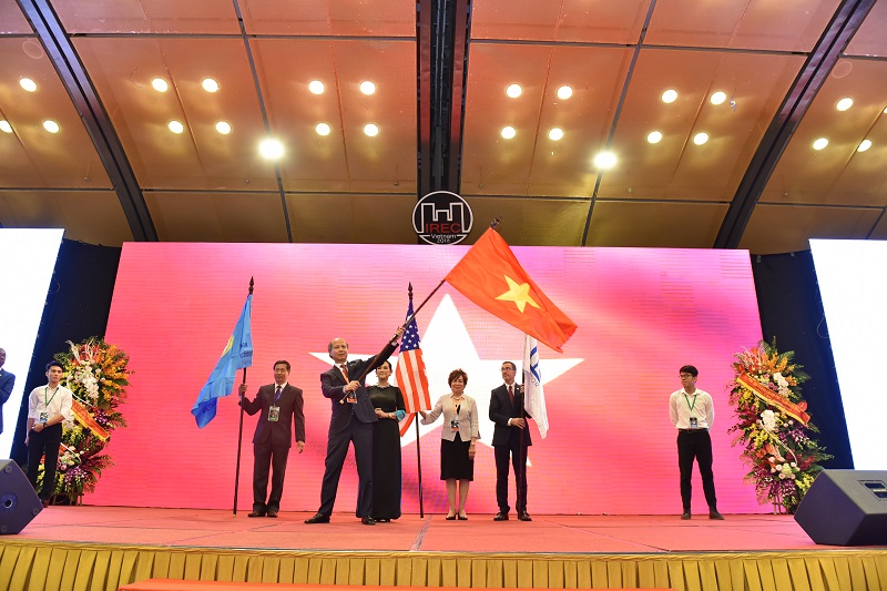Hiệp hội bất động sản Việt Nam rước cờ tại khai mạc IREC 2018
