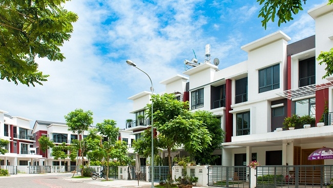 Sau một thời gian dài không có biến động về giá, trong quý II/2019 giá biệt thự và nhà liền kề đã tăng lên lần lượt ở mức 4.075 USD/m2 đất và 4.557 USD/m2, được ghi nhận là phân khúc sáng nhất của thị trường Hà Nội.
