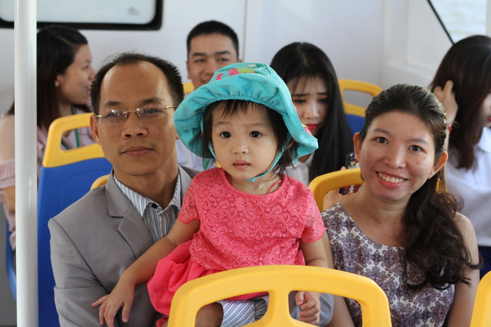 người dân thích thú ngắm cảnh hai bên sông Sài Gòn trên tuyến buýt đường sông Sài Gòn.