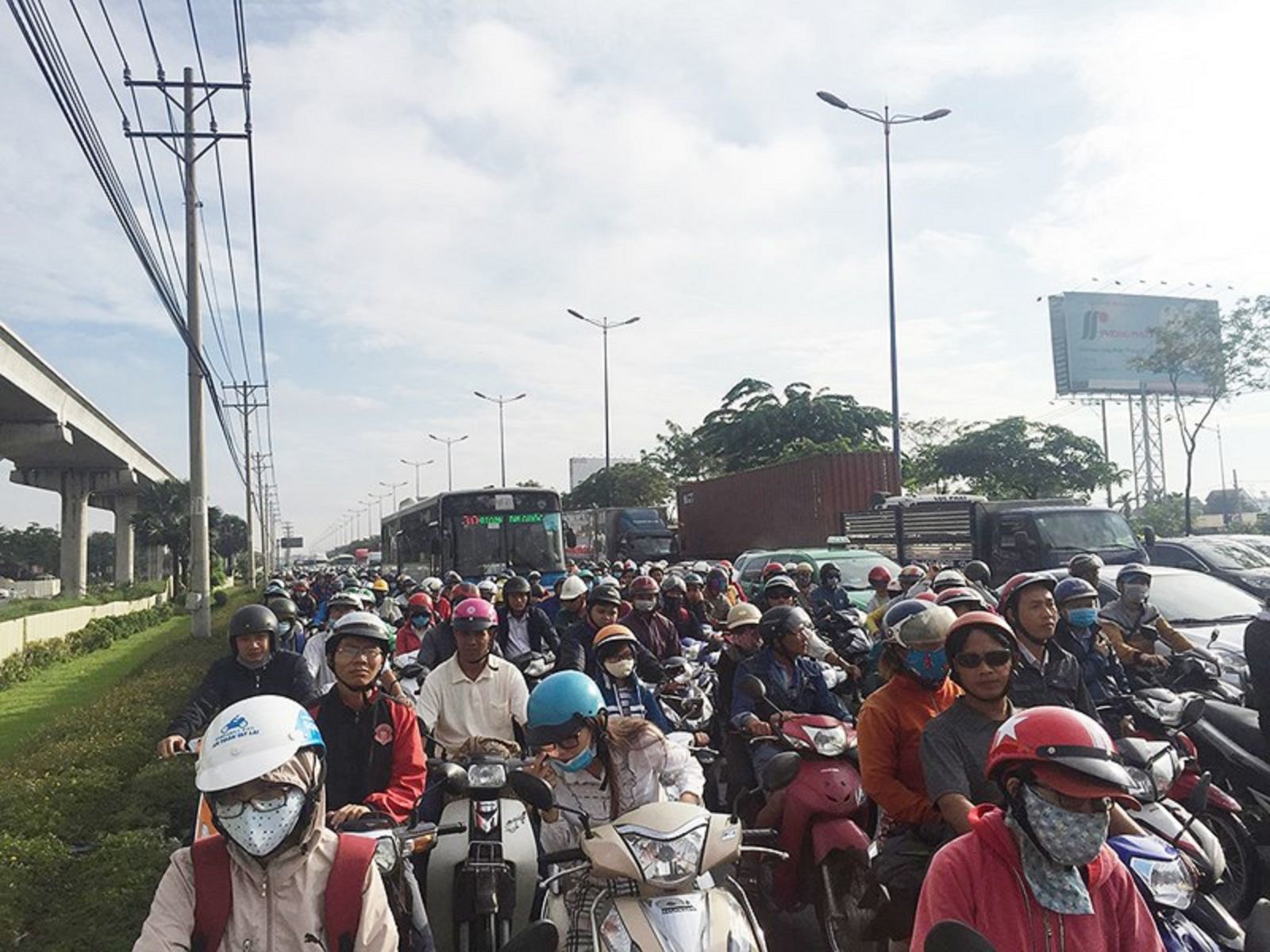 Đường Xa lộ Hà Nội luôn kẹt xe khiến giao thông luôn khó khăn.