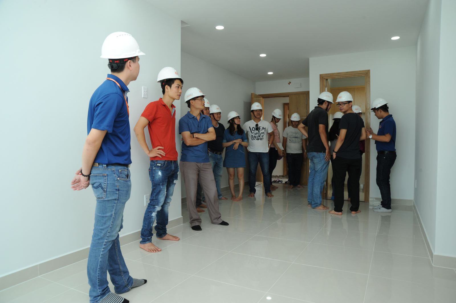  Khách hàng thăm quan và giám sát chất lương công trình tại dự án Him Lam Phú An.