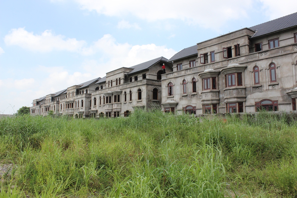 Thủ phủ của dự án biệt thử bỏ hoang nằm tại phường Thạnh Mỹ Lợi, gần UBND quận 2 với 3 dự án và hàng trăm biệt thự liền kề không người ở.