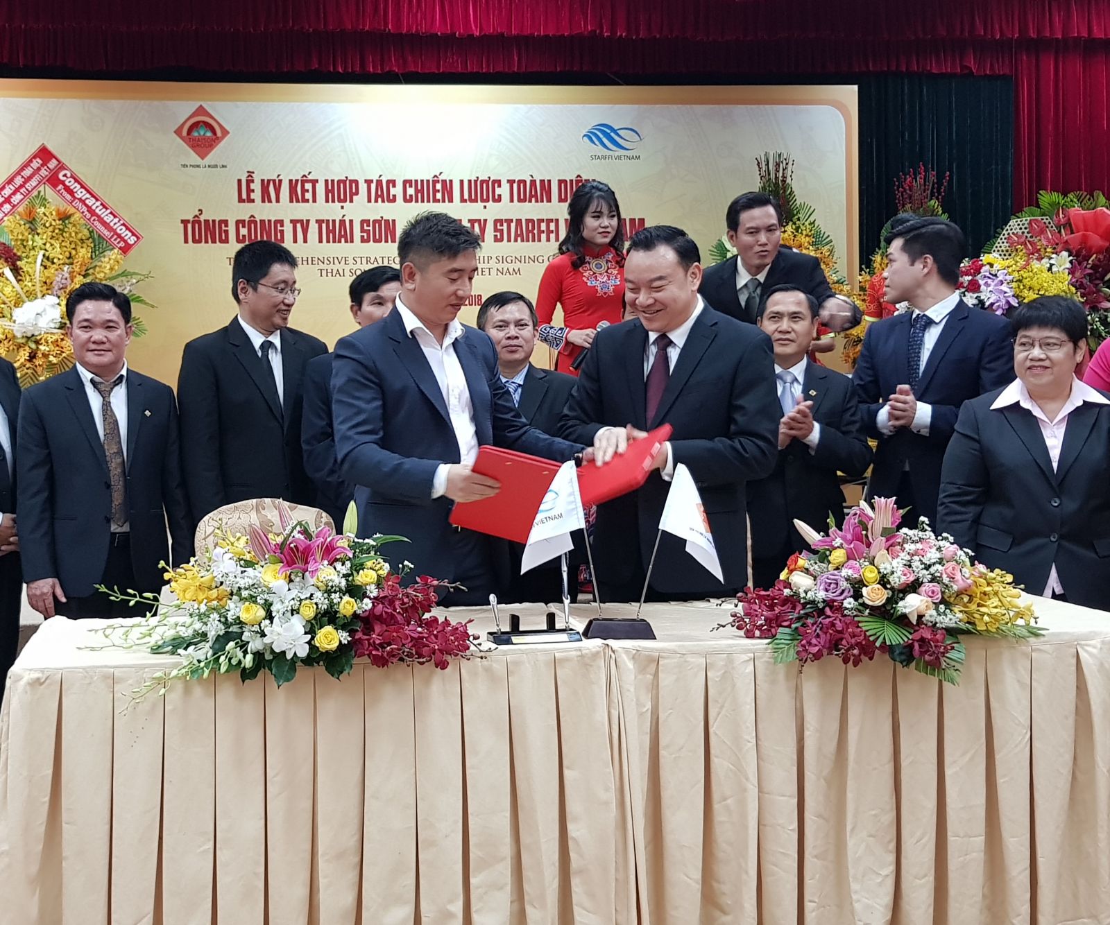 Đại tá Phùng Danh Thắm, Chủ tịch Tổng công ty Thái Sơn cùng đại diện Công ty Starffi Việt Nam ký kết hợp tác.