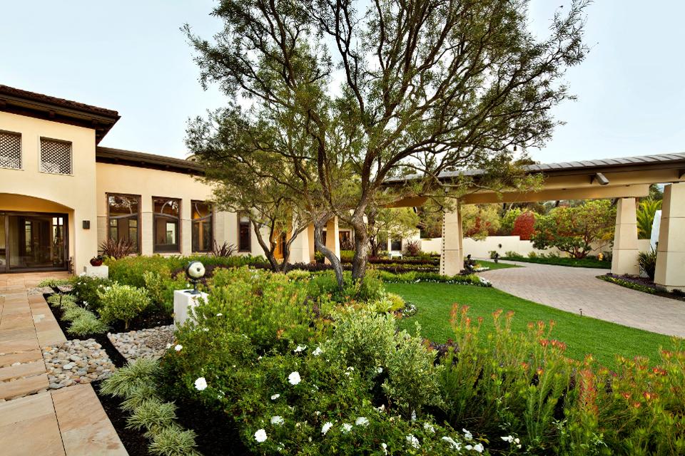 Đồi Los Altos, bang California
Trị giá: 68 triệu USD
Giá trung bình khu vực: 8,37 triệu USD
Căn biệt thự này có một bể bơi trong nhà, và một cánh được dành riêng để làm khu văn phòng cho gia chủ.