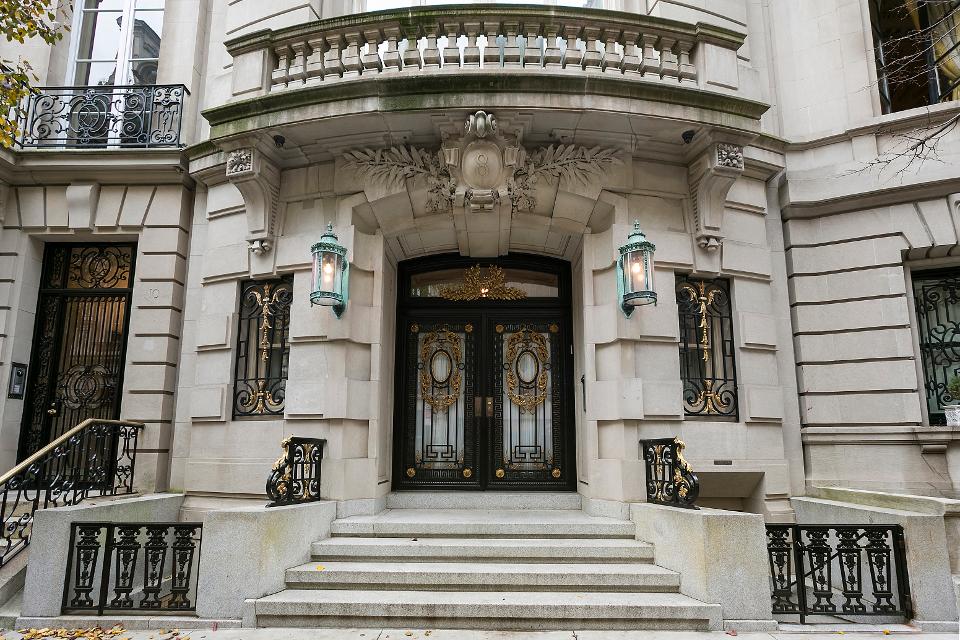 Upper East Side, New York
Trị giá: 79,5 triệu USD
Giá trung bình khu vực: 6,42 triệu USD
Căn biệt thự làm bằng đá vôi này được rao bán với giá 84,5 triệu USD trong vòng hai năm trước, cho đến khi nó tụt xuống mức hiện nay.