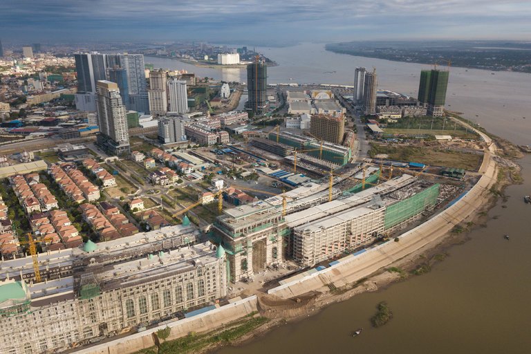 Dự án đang trong quá trình triển khai tại Đảo Kim Cương, Phnom Penh. Thủ đô của Cam-pu-chia đang trải qua một cơn sốt địa ốc mà người rót vốn chính là các nhà đầu tư Trung Quốc