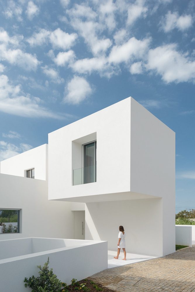 Between Two White Walls / Corpo Atelier
