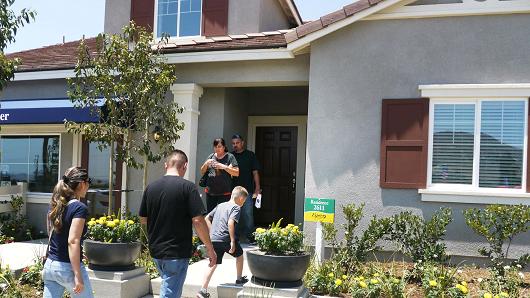 Một gia đình chuẩn bị mua nhà thăm căn hộ ở thung lũng Jurupa, bang California