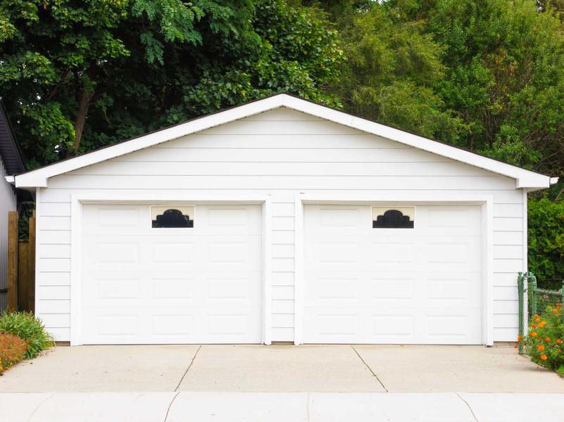 Nếu nhà bạn có hai xe ô tô hay một ô tô và một xe máy, bạn nên chọn loại garage có hai cửa