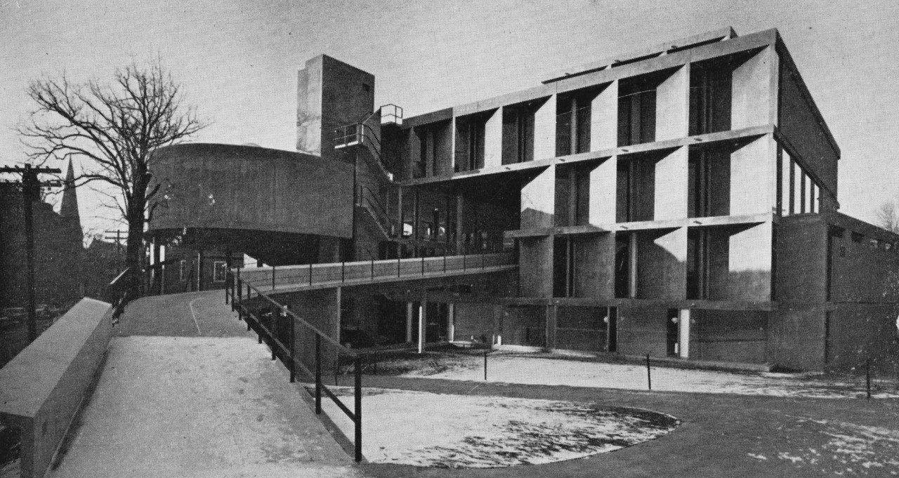 Khuôn viên quanh một tòa nhà trong đại học Havard được Le Corbusier thiết kế