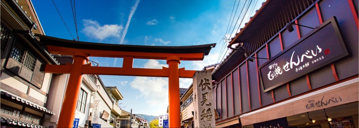 Một cánh cổng Torii đón chào khách du lịch đến với khu phố cổ của Osaka