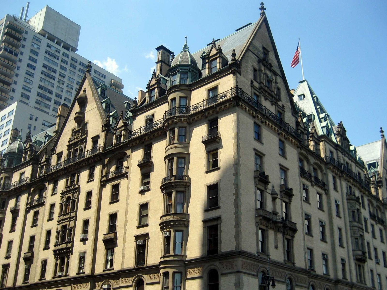 Tòa nhà Dakota ở quận Manhattan, Mỹ là một trong những khu chung cư cao cấp xuất hiện sớm nhất