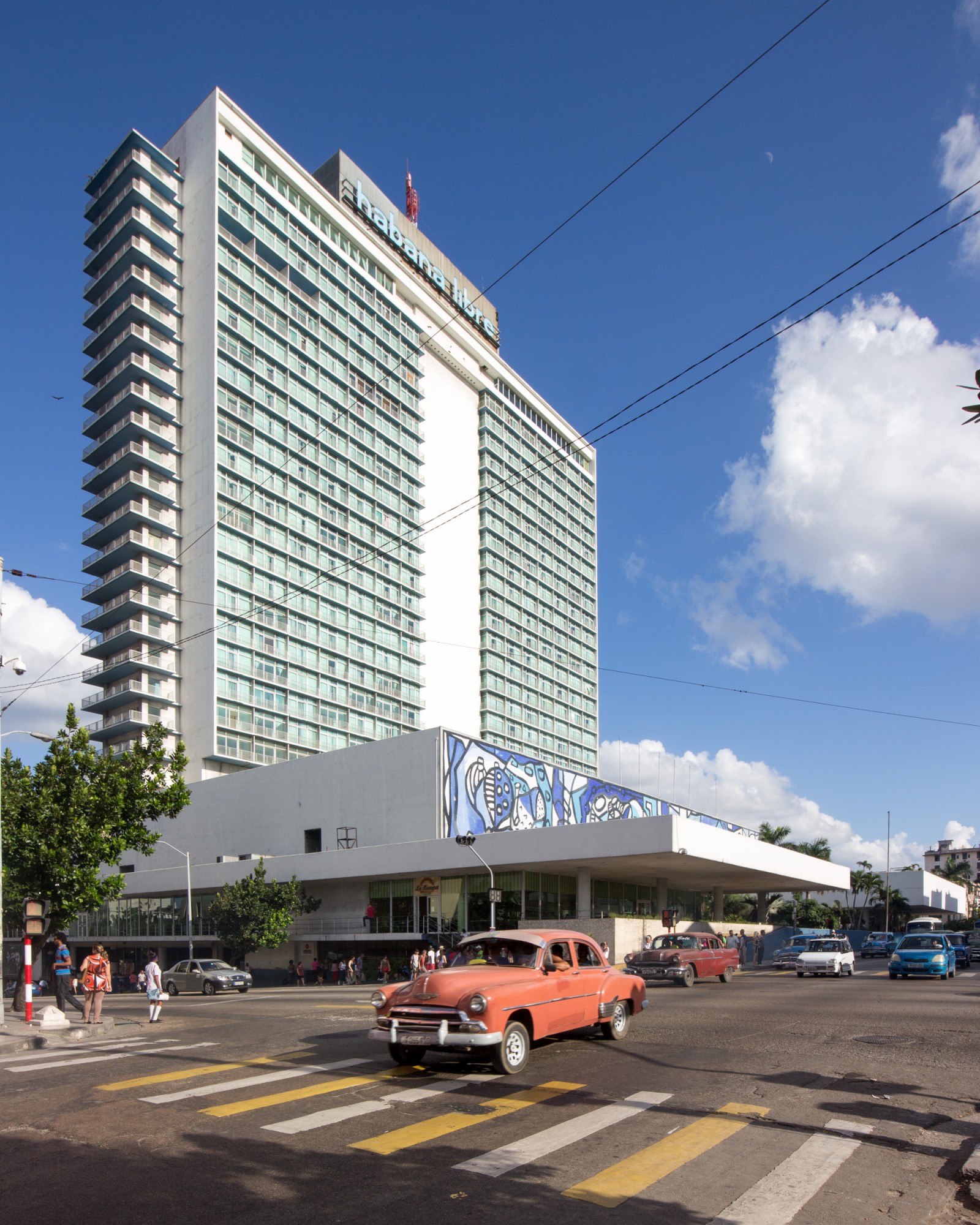Đã từng có một thời khách sạn Hilton là biểu tượng của sự hiện diện của Mỹ ở Cuba. Nhưng sau cuộc cách mạng Cuba, cố chủ tịch Fidel Castro cho đóng cửa khách sạn để làm phủ chủ tịch nước, cùng với việc đặt trụ sở của các cơ quan ngoại giao đại diện những nước Mỹ Latin khác. Trước làn sóng khách du lịch nước ngoài, khách sạn nay đã được mở lại dưới tên gọi Habana Libre
