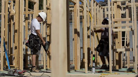 Công nhân xây dựng một căn nhà ở Florence, bang Arizona, Mỹ.