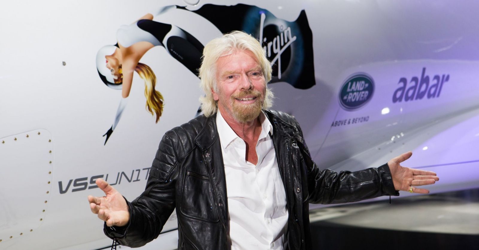 Tỷ phú Richard Branson trước tàu con thoi Unity do công ty Virgin Galactic của ông chế tạo