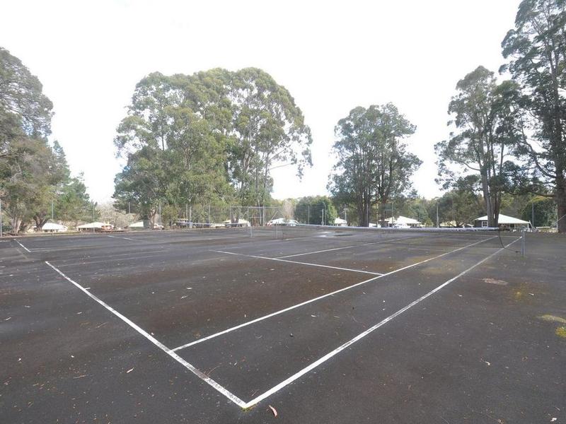 Hai sân tennis được xây dựng để phục vụ khách du lịch