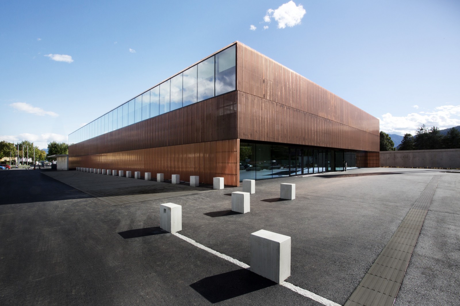 Sports Hall St. Martin / Dietger Wissounig Architekten