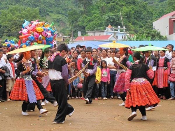 Múa khèn luôn có mặt trong các hoạt động sinh hoạt văn hóa cộng đồng của người Mông
