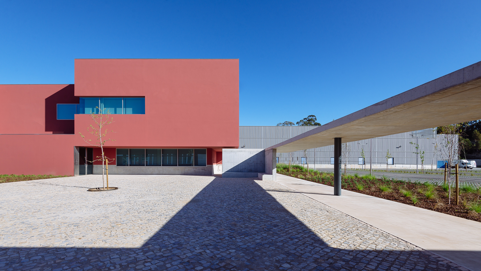 Headquarters and Logistic Centre of the Plural Pharmacy Collective / ORANGE Arquitectura