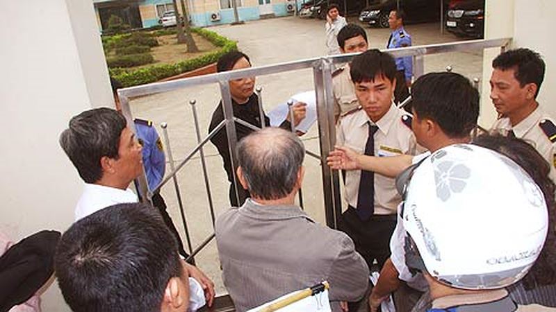 Người mua nhà và bảo vệ trước trụ sở của TSQ Việt Nam (nguồn: báo Giáo dục)