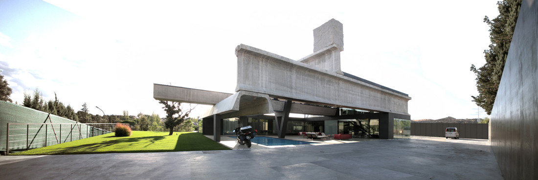 Một ngôi nhà kết hợp phong cách bạo lực đường nét hiện đại do kiến trúc sư Antón García-Abril sáng tác.