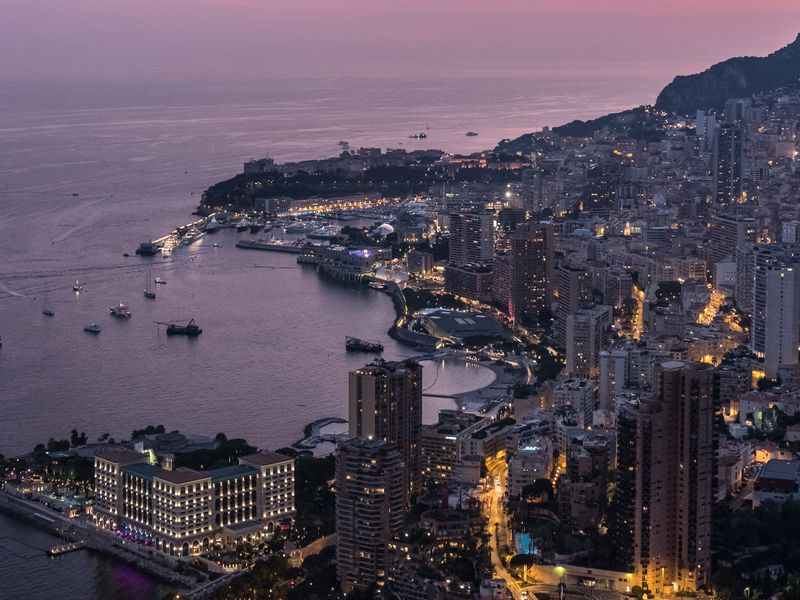 Những tòa căn hộ và khách sạn bên bờ vịnh Monte Carlo của Monaco.