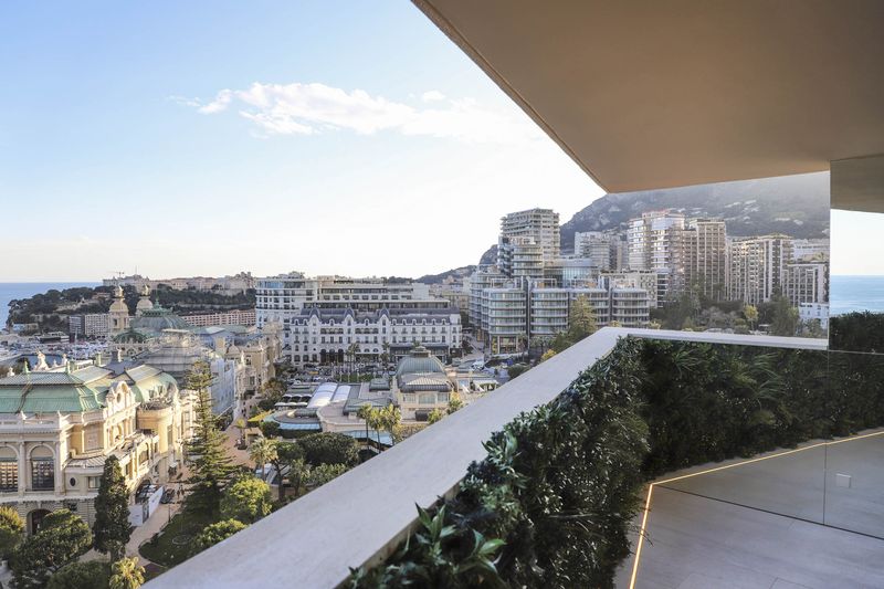 Tầm nhìn ra vịnh Monte Carlo đã bị che hết bởi các khách sạn và sòng bài.