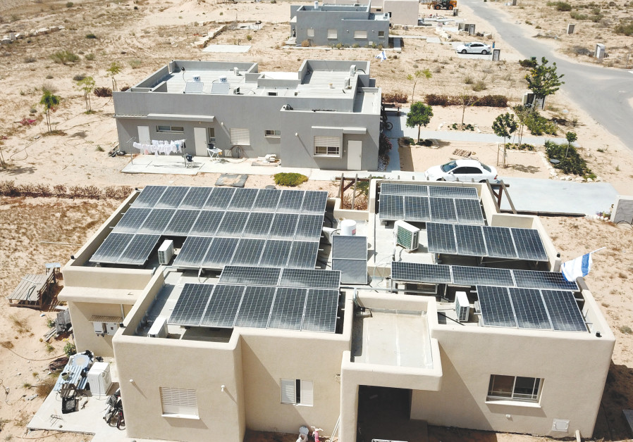 Các ngôi nhà kết hợp nét kiến trúc Trung Đông cổ điển với hệ thống pin mặt trời càng ngày phổ biến ở Israel.