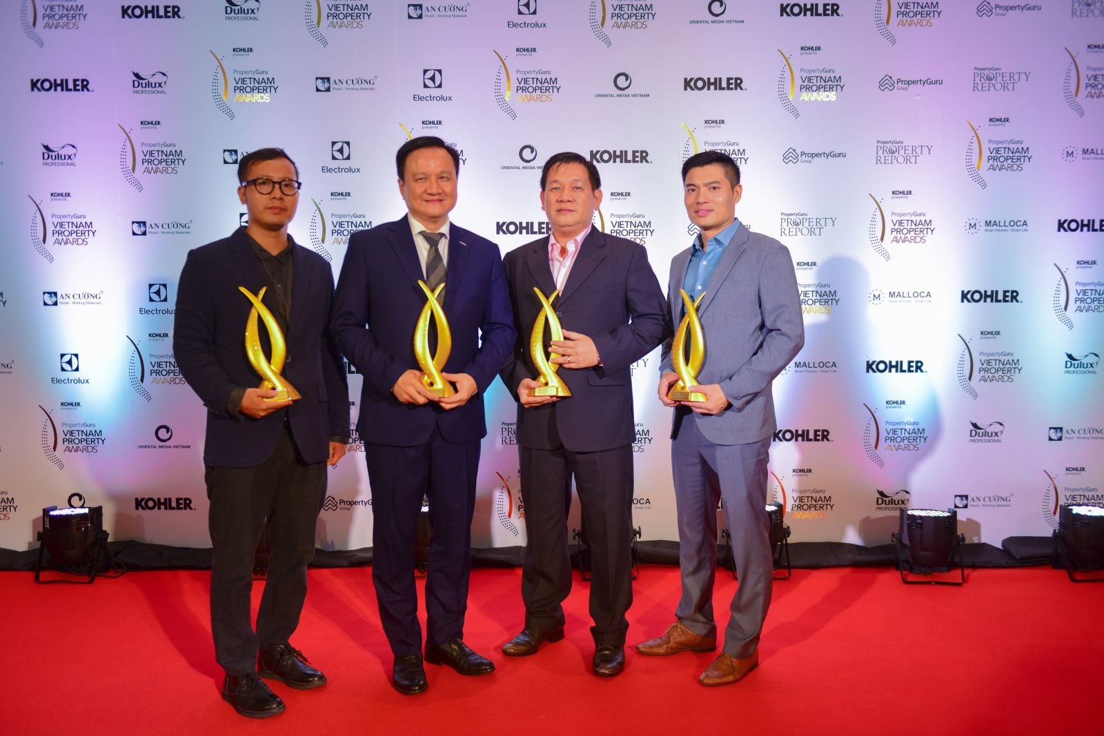 Ông Nguyễn Vĩnh Trân (thứ hai từ bên trái), Chủ tịch kiêm Tổng Giám đốc Tập đoàn MIK Group, và các đồng nghệp trong buổi lễ trao giải thưởng Property Guru Vietnam Property Award