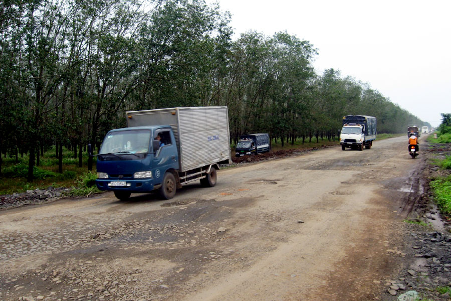 Xe tải khó nhọc nhích trên quốc lộ 14 đoạn qua huyện Chư Hdrông.