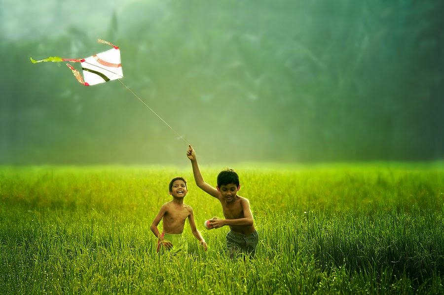 Chỉ cần thấy trẻ con chơi trên cỏ là ta có cảm giác yên bình rồi.