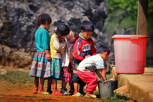 Trẻ em vùng cao đón dòng nước mát