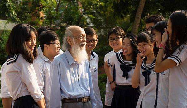 Giáo sư Văn Như Cương với học sinh - Một hình ảnh đẹp về Tình cảm Thầy và Trò.