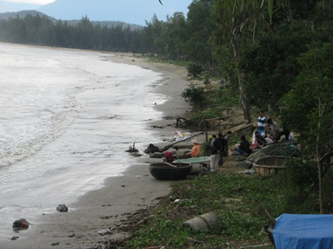 Con người cùng thiên tai đang cùng tàn phá thiên nhiên. Trong ảnh: Bãi biển du lich Vũng Tầu bị xâm thực.