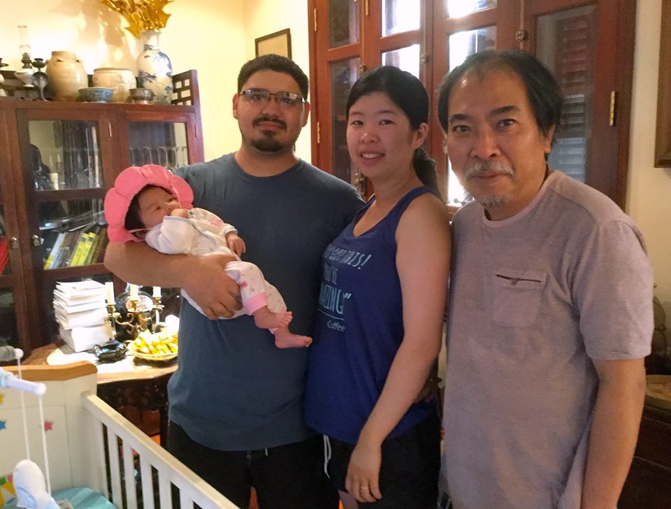 Ông ngoại Nguyễn Quang Thiều cùng con gái, con rể và cháu ngoại.