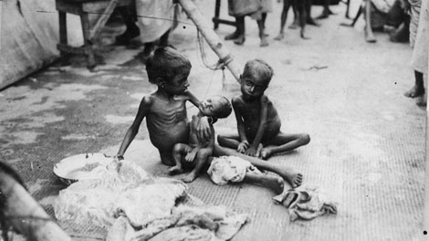Trẻ con trong nạn đói năm 1945.br class=