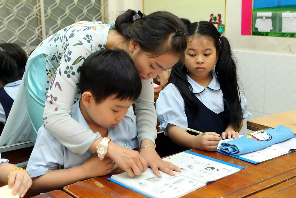 Làm thầy cô khó hơn làm cha mẹ: Cô dạy nét chữ cô rèn nết người!