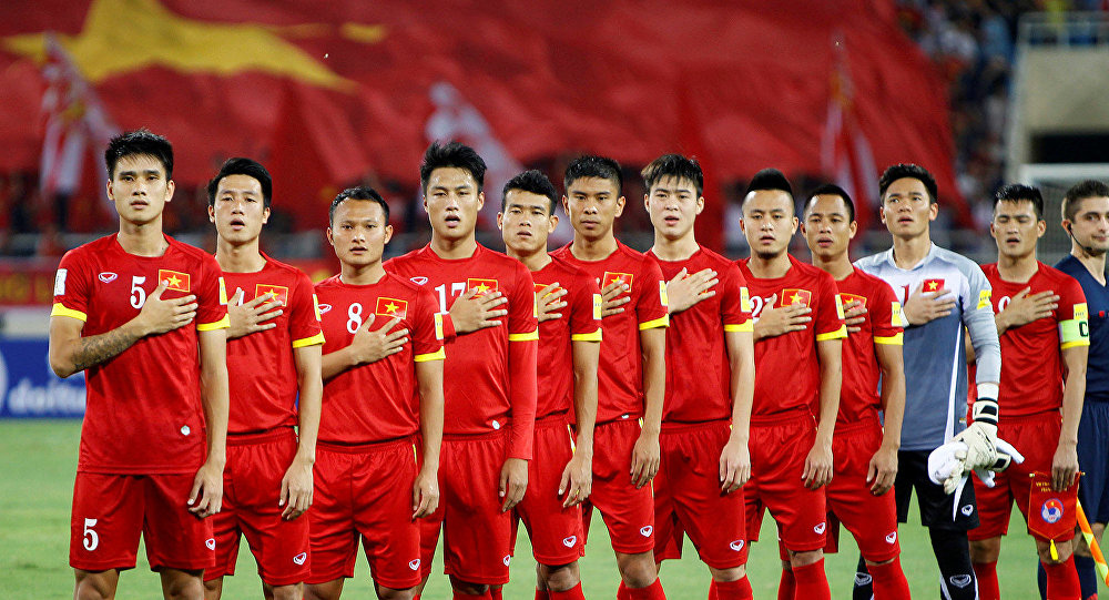 Đọi tuyển bóng đá Việt Nam luôn và hình ảnh quốc kỳ là duy nhất.