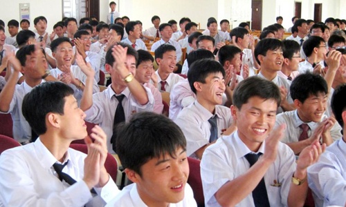 Sinh viên một trường đại học ở Bình Nhưỡng hiện nay.