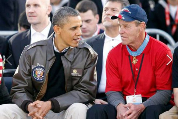 John Baca và Tổng thống Barack Obama trò chuyện trong một lần cùng xem bóng chày